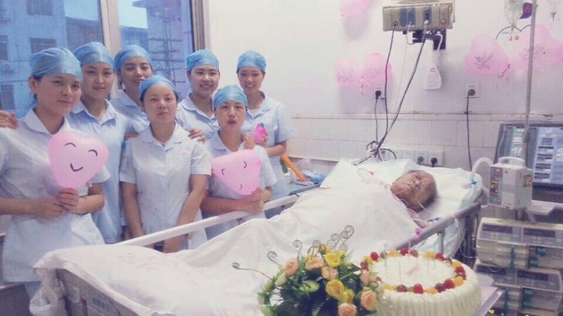 给王爷爷庆祝生日.jpg